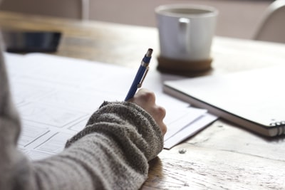 Tips Menulis Esai Akademis yang Baik untuk Tugas Kuliah